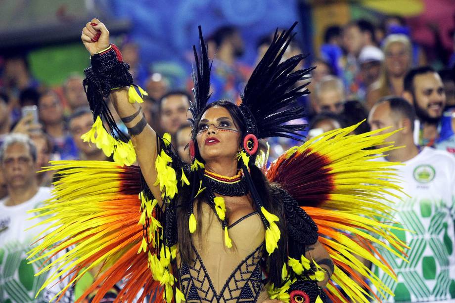 A musa da Imperatriz Leopoldinense, Luiza Brunet, durante a primeira noite do desfile das escolas de samba do Grupo Especial carioca - 27/02/2017