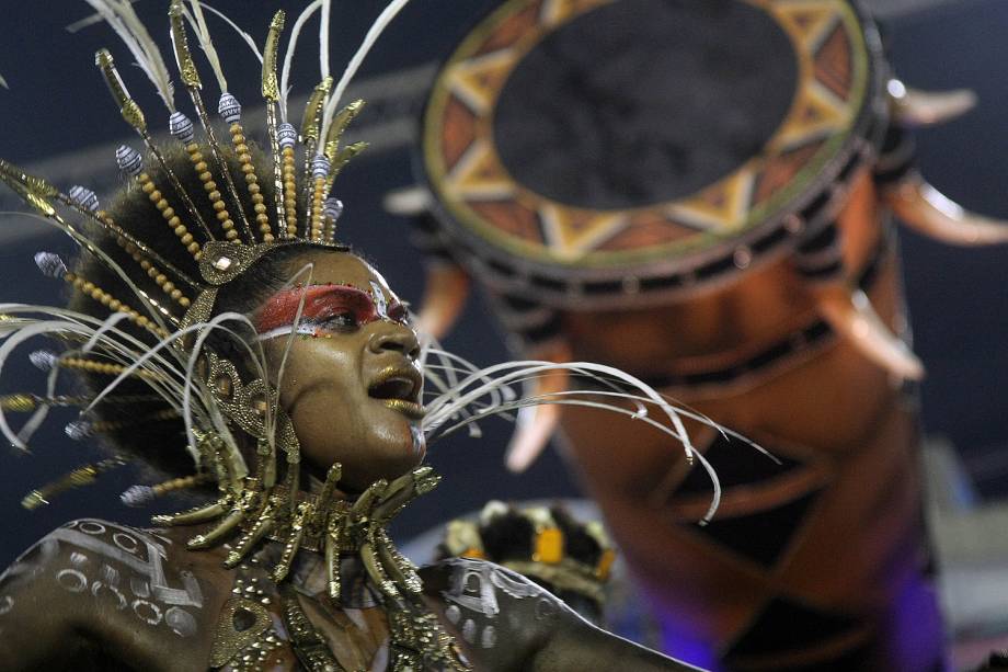 Com o enredo 'O som da cor', a escola de samba Unidos de Vila Isabel desfila no Sambódromo da Marquês de Sapucaí, no Rio de Janeiro (RJ) - 27/02/2017