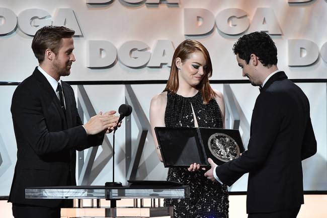 Ryan Gosling, Emma Stone e Damien Chazelle Ator Ryan Gosling e atriz Emma Stone entregam o prêmio de melhor diretor para Damien Chazelle, por sua direção no filme La La Land, em Beverly Hills, Califórnia