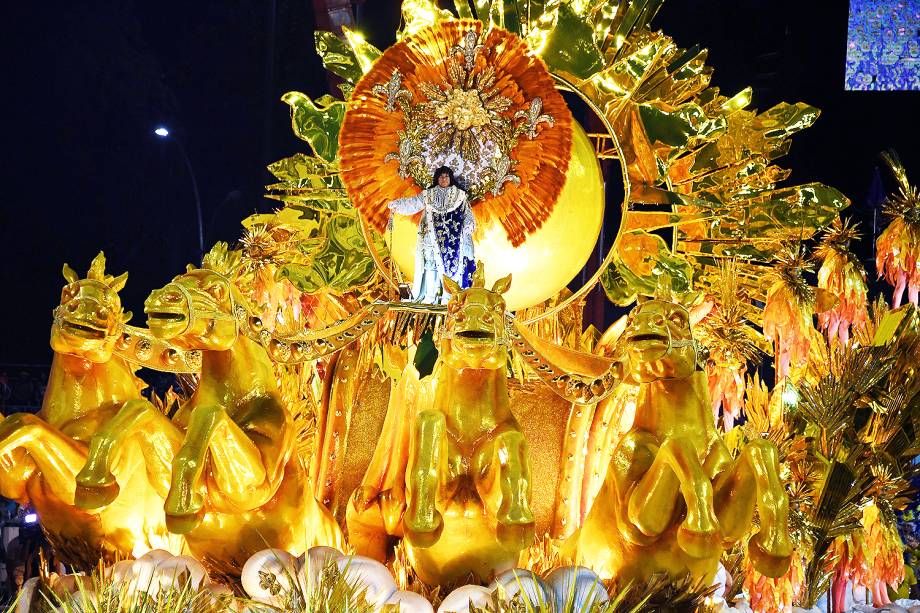 Com o enredo 'Onisuáquimalipanse', a escola de samba São Clemente desfila no Sambódromo da Marquês de Sapucaí, no Rio de Janeiro (RJ) - 28/02/2017