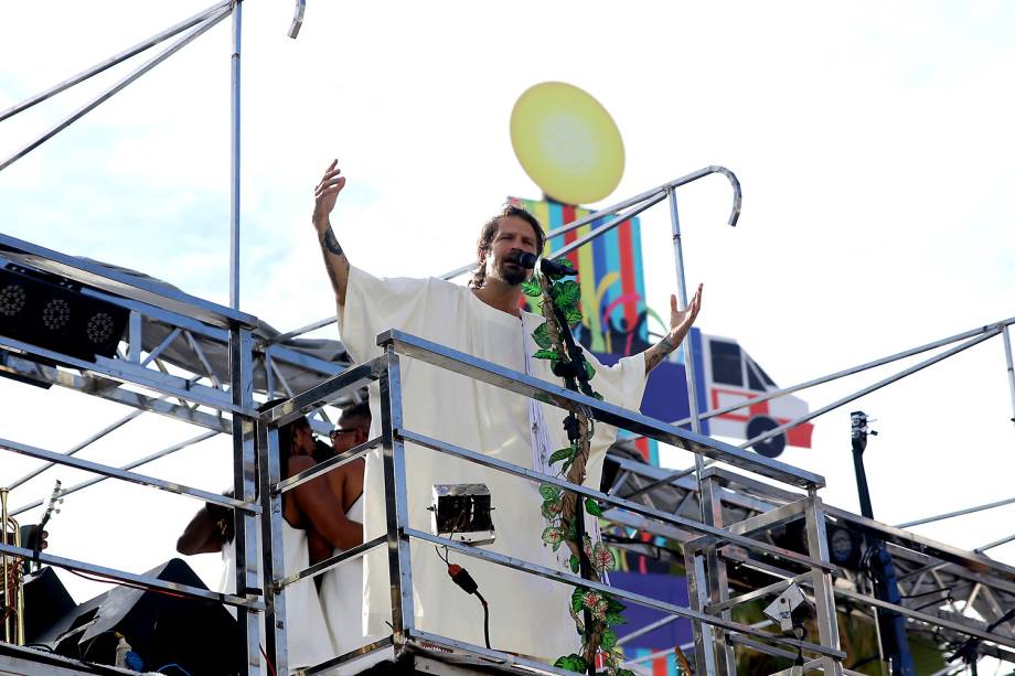 O cantor Saulo se apresenta no Trio Pipoca em Salvador, Bahia