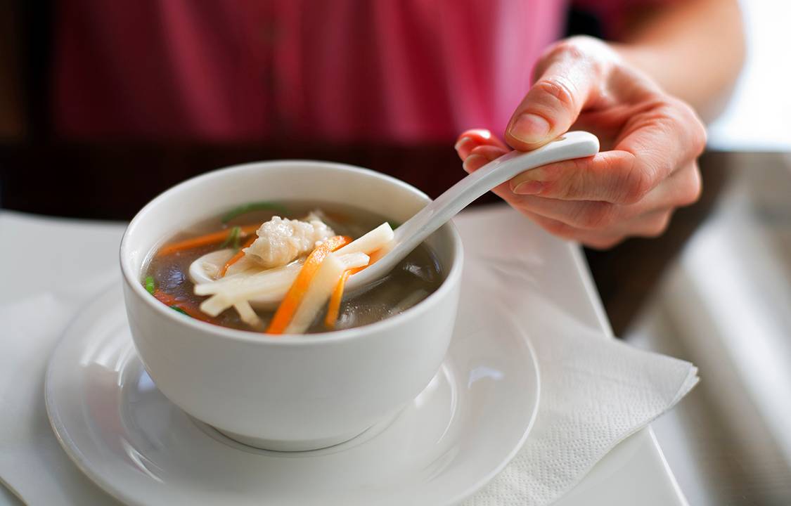 Pessoa tomando sopa