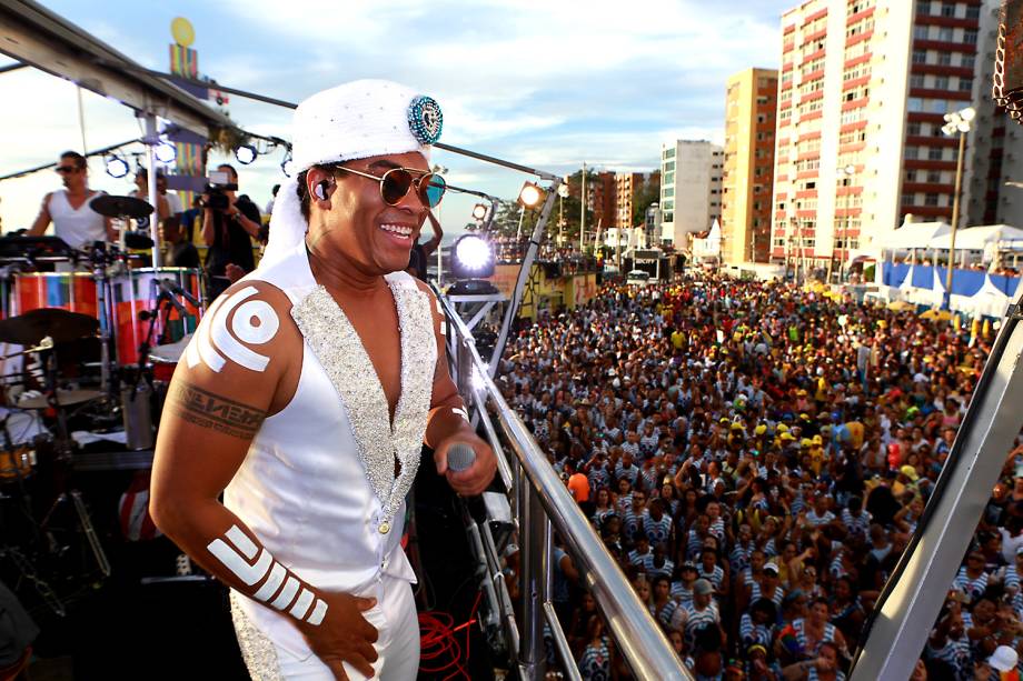 Trio elétrico de Timbalada anima Carnaval em Salvador na Bahia