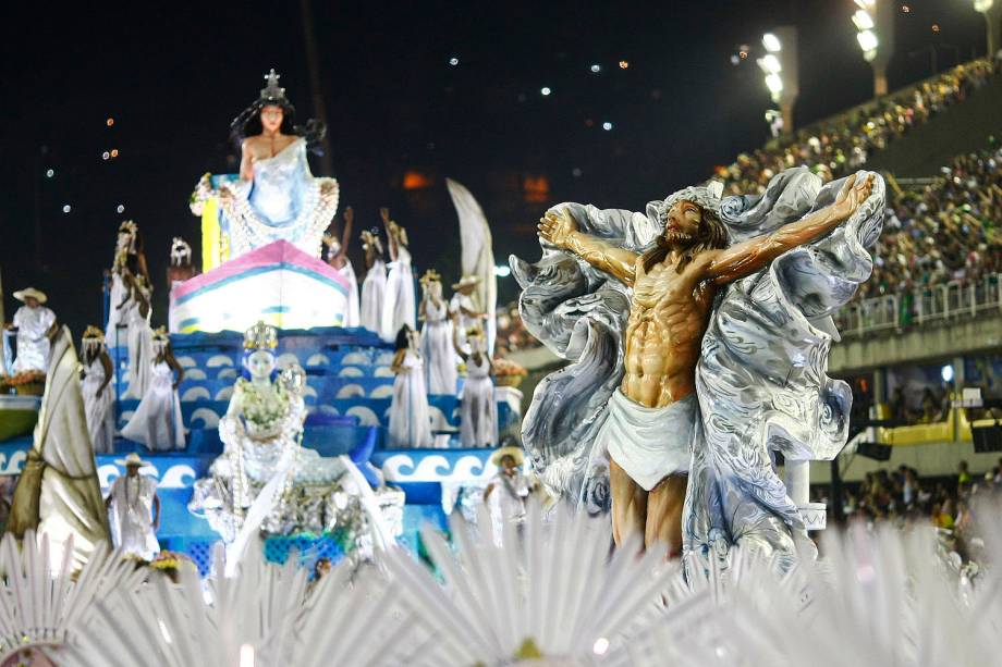 Com o enredo 'Só com a ajuda do santo', a escola de samba Estação Primeira de Mangueira desfila no Sambódromo da Marquês de Sapucaí, no Rio de Janeiro (RJ) - 28/02/2017