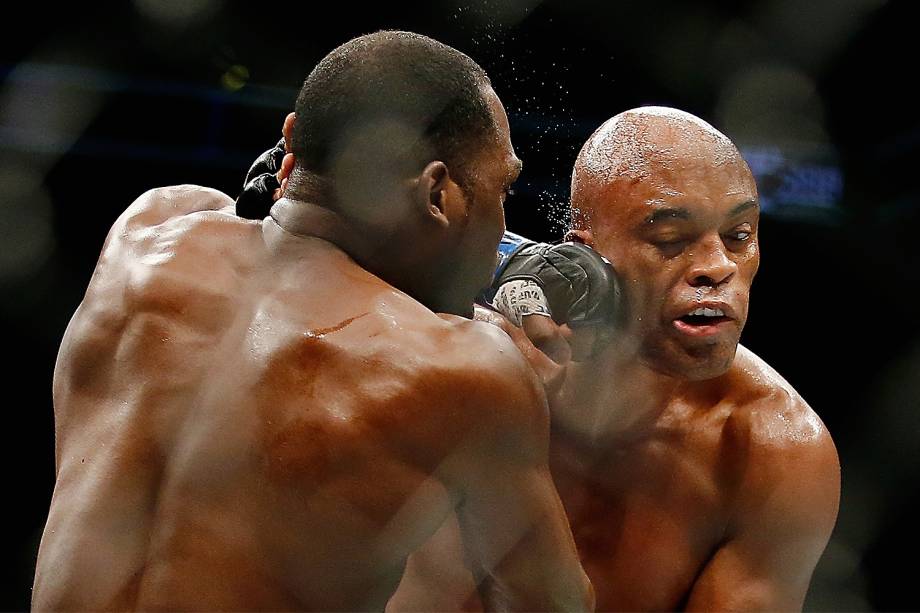 Após 4 anos, Anderson Silva supera Brunson e volta a vencer no UFC 208, por decisão unânime dos jurados - 12/02/2017