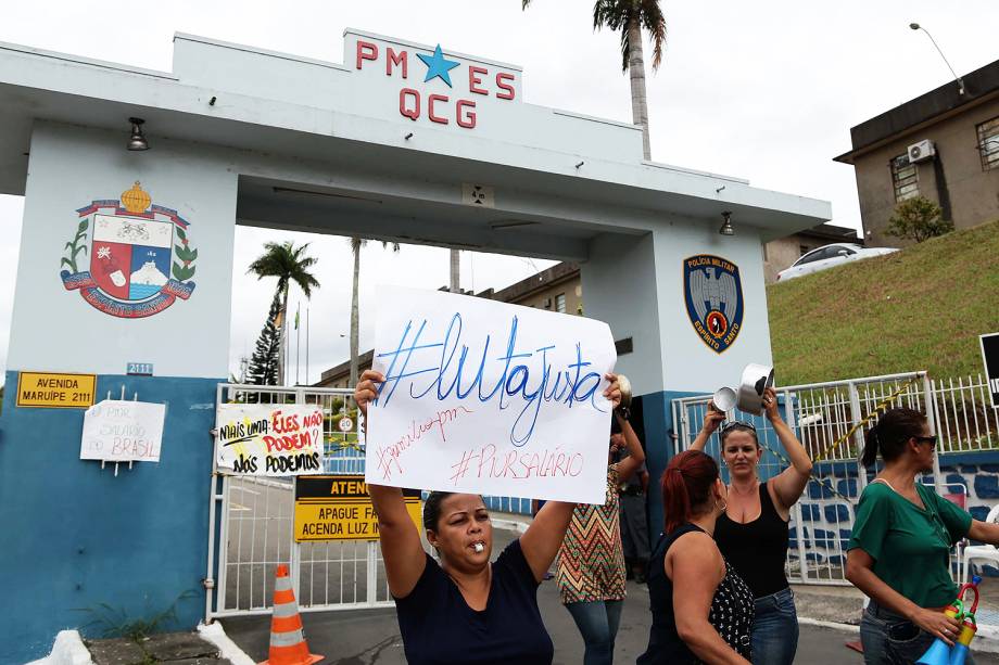 Manifestação de familiares de policiais impede saída de viaturas do Quartel do Comando Geral da Polícia Militar do Espírito Santo, na av. Maruípe, em Vitória