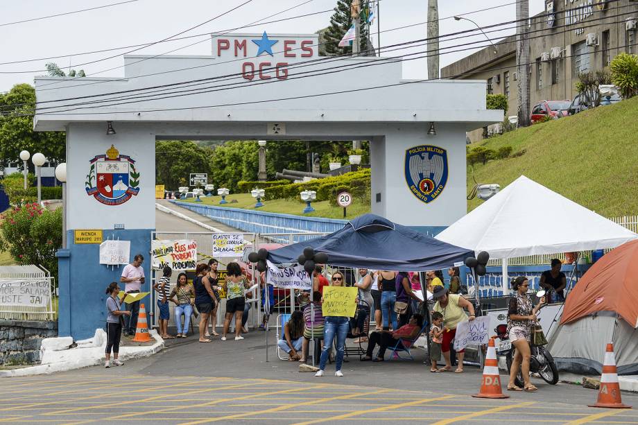 Manifestação de familiares de policiais impede saída de viaturas do Quartel do Comando Geral da Polícia Militar do Espírito Santo, na av. Maruípe, em Vitória