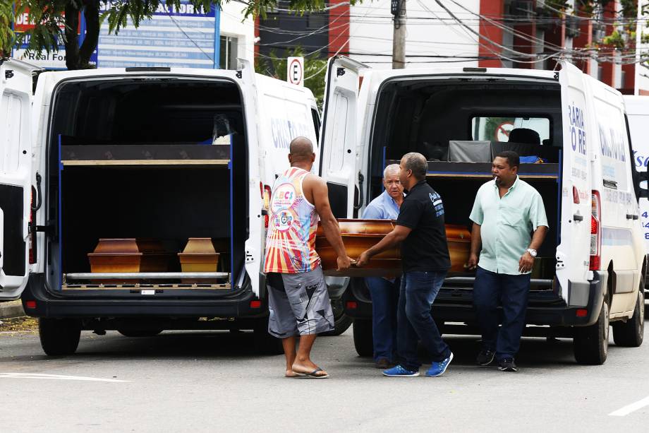 Funerárias retiram corpos do IML de Vitória após greve da Polícia Militar - As ruas do Espírito Santo seguem praticamente sem policiamento, com um movimento de familiares de policiais militares bloqueando a saída de viaturas - 07/02/2017