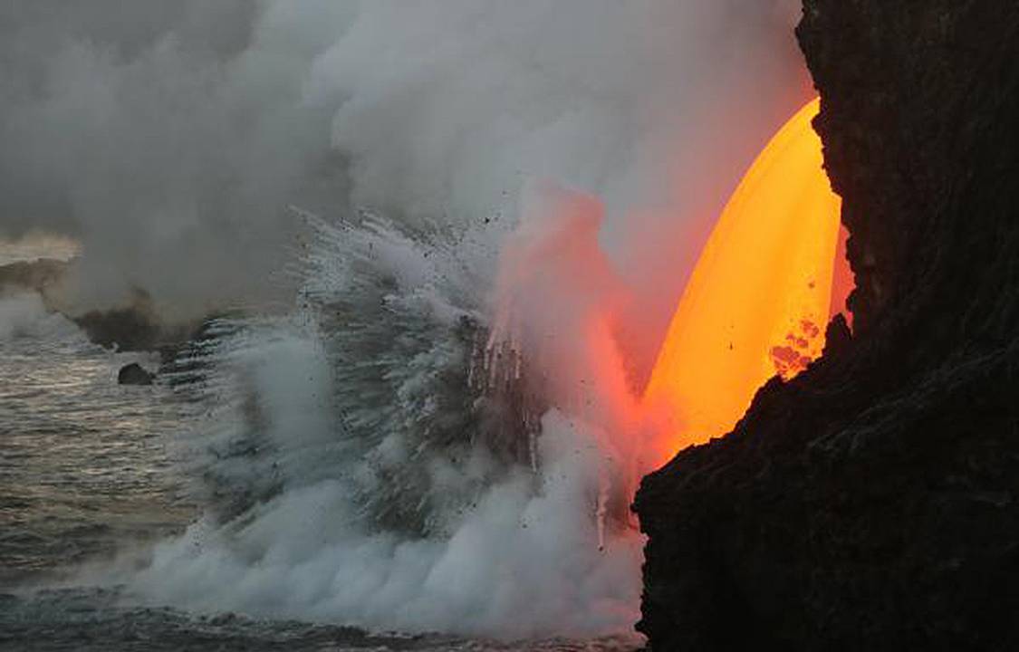 Vulcão expele lava em formato de cachoeira no Havaí