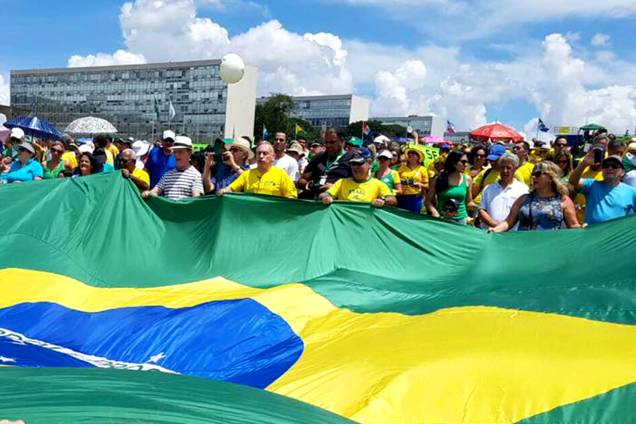 Manifestantes seguram uma bandeira do Brasil durante protesto no Palácio do Planalto em Brasília - 26/03/2017 Manifestantes seguram uma bandeira do Brasil durante protesto no Palácio do Planalto em Brasília - 26/03/2017