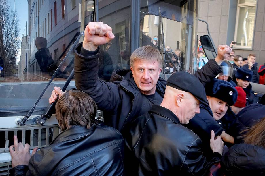 Manifestante da oposição russa bloqueia van policial durante protesto anti-corrupção em Moscou - 26/03/2017