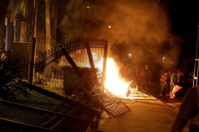Manifestantes colocam fogo no prédio do Congresso do Paraguai após Senado aprovar reeleição presidencial - 31/03/2017 Manifestantes colocam fogo no prédio do Congresso do Paraguai após Senado aprovar reeleição presidencial - 31/03/2017