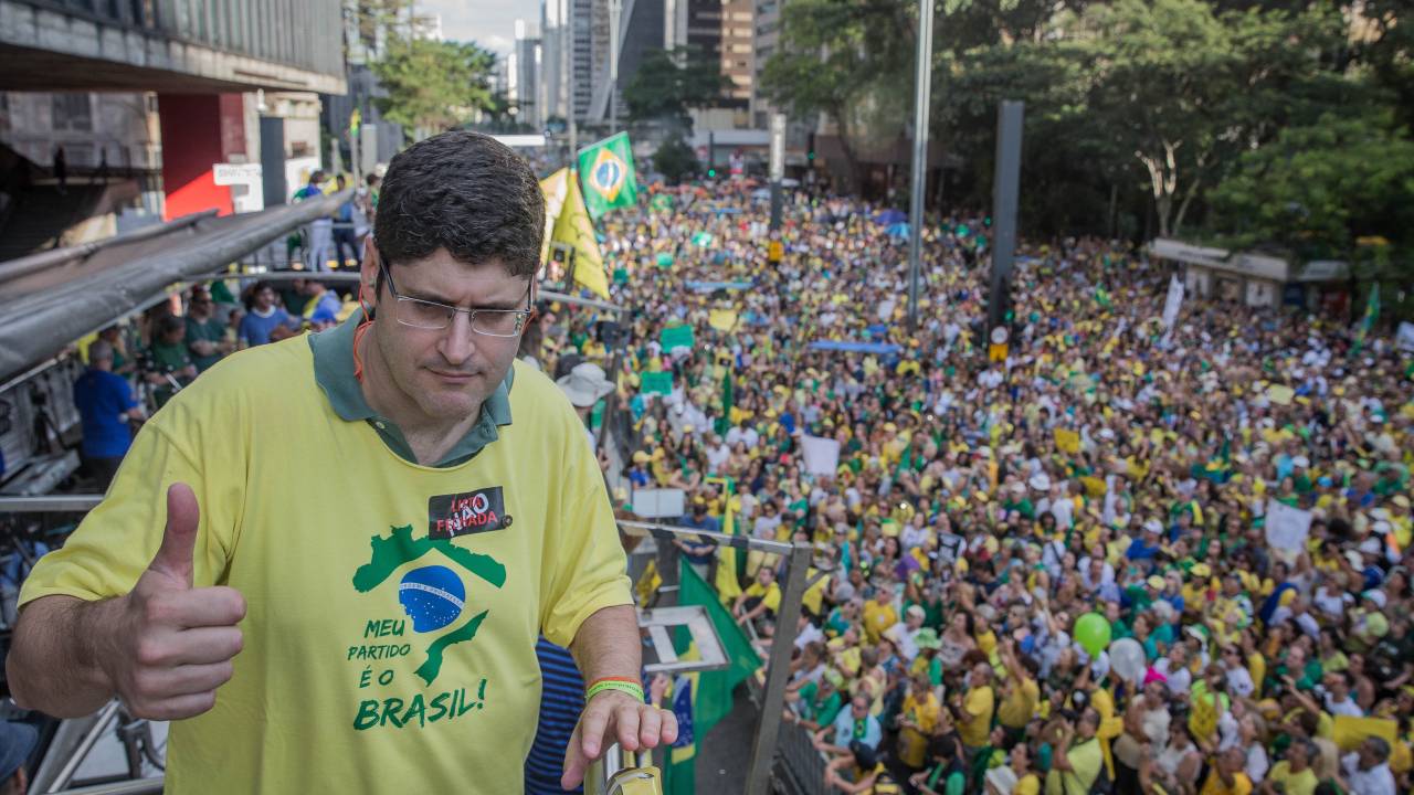 SÃO PAULO, SP, BRASIL, 26-03-2017 - Líder do movimento "Vem Pra Rua", Rogerio Chequer, durante manifestação na avenida Paulista, em São Paulo. Foto: Eduardo Anizelli/Folhapress