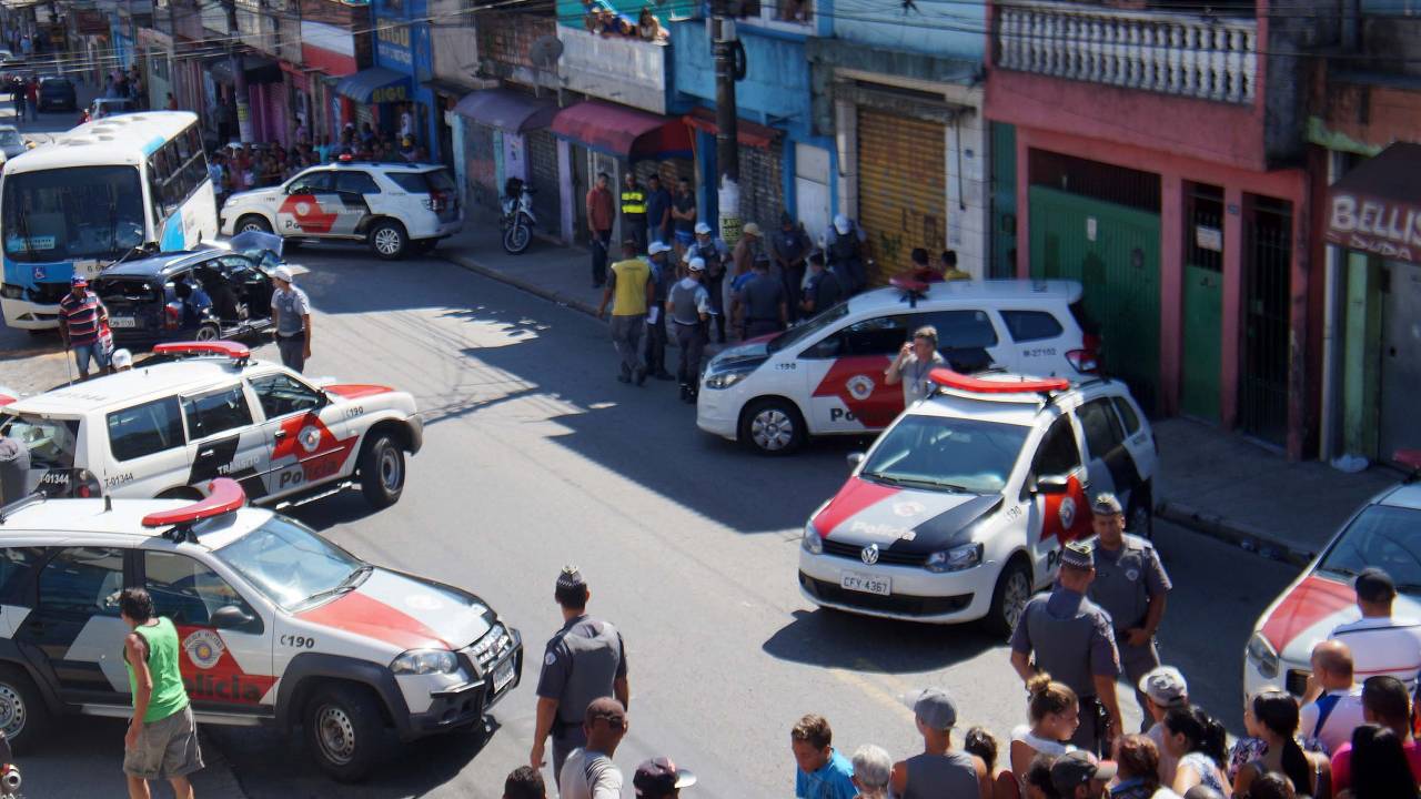 Acidente entre micro-ônibus e carro no Grajaú em São Paulo