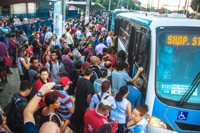 Ponto de ônibus lotado na Avenida Jabaquara, em São Paulo, durante paralisação de motoristas e cobradores de ônibus. A categoria aderiu ao Dia Nacional de Mobilização contra a reforma da previdência e reforma trabalhista - 15/03/2017 Ponto de ônibus lotado na Avenida Jabaquara, em São Paulo, durante paralisação de motoristas e cobradores de ônibus. A categoria aderiu ao Dia Nacional de Mobilização contra a reforma da previdência e reforma trabalhista - 15/03/2017