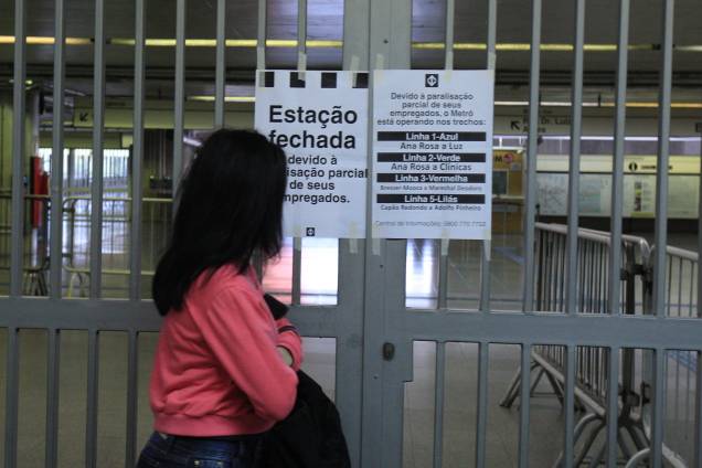 Movimentação de passageiros na estação de metrô Corinthians Itaquera, zona leste de cidade de São Paulo durante paralisação dos trabalhadores contra a reforma da previdência proposta pelo governo Temer - 15/03/2017 Movimentação de passageiros na estação de metrô Corinthians Itaquera, zona leste de cidade de São Paulo durante paralisação dos trabalhadores contra a reforma da previdência proposta pelo governo Temer - 15/03/2017