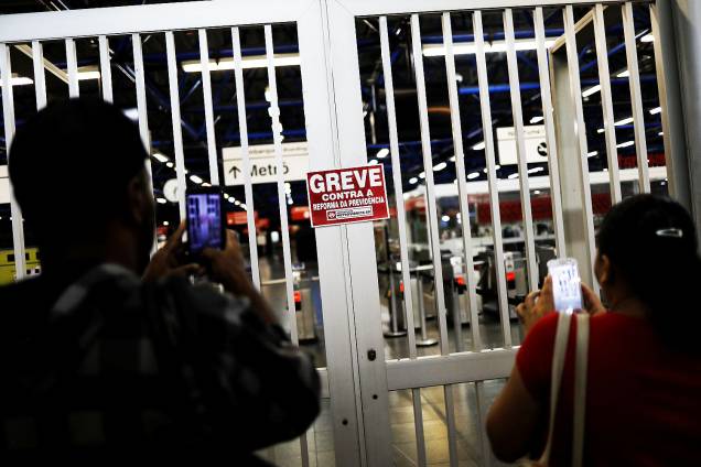 Passageiros tiram foto de portão fechado em estação de metrô de São Paulo durante protesto contra a reforma da Previdência. - 15/03/2017 Passageiros tiram foto de portão fechado em estação de metrô de São Paulo durante protesto contra a reforma da Previdência. - 15/03/2017