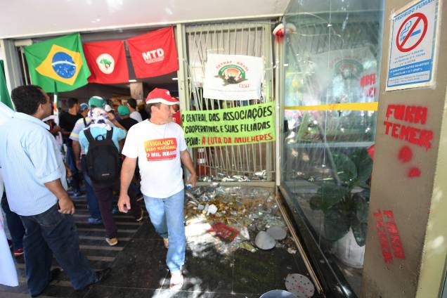 Manifestantes bloqueiam a entrada no Ministério das Finanças em Brasília, em protesto contra a reforma da Previdência proposta pelo governo Michel Temer - 15/03/2017 Manifestantes bloqueiam a entrada no Ministério das Finanças em Brasília, em protesto contra a reforma da Previdência proposta pelo governo Michel Temer - 15/03/2017