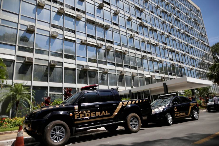 Veículos da Polícia Federal são vistos em frente ao Ministério da Agricultura durante a Operação Carne Fraca em Brasília (DF)