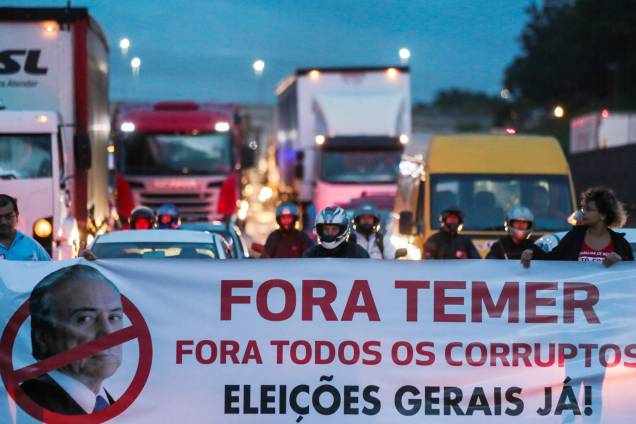 Movimentos sociais bloqueiam a via Presidente Dutra em São José dos Campos, no estado de São Paulo, em protesto contra a reforma da previdência proposta pelo governo Michel Temer - 15/03/2017 Movimentos sociais bloqueiam a via Presidente Dutra em São José dos Campos, no estado de São Paulo, em protesto contra a reforma da previdência proposta pelo governo Michel Temer - 15/03/2017