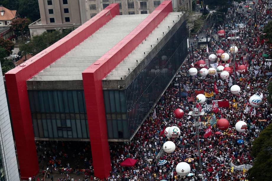 Manifestantes ocupam a avenida Paulista durante protesto contra as reformas trabalhista e da Previdência propostas pelo governo Michel Temer - 15/03/2017