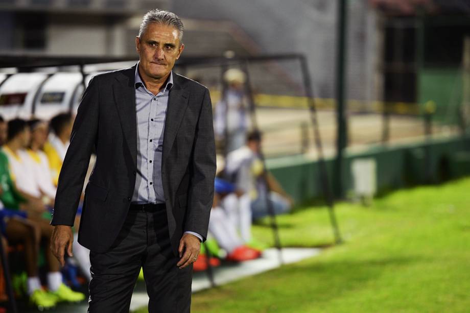 O técnico Tite durante o jogo do Brasil contra o Uruguai pelas eliminatórias para a Copa da Russia de 2018, no Estádio Centenário em Montevidéu