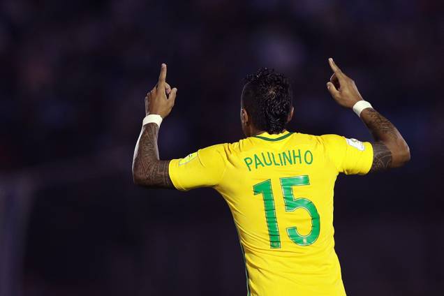 Paulinho comemora após marcar seu segundo gol sobre o Uruguai, pelas eliminatórias da Copa da Rússia de 2018, no Estádio Centenário em Montevidéu Paulinho comemora após marcar seu segundo gol sobre o Uruguai, pelas eliminatórias da Copa da Rússia de 2018, no Estádio Centenário em Montevidéu