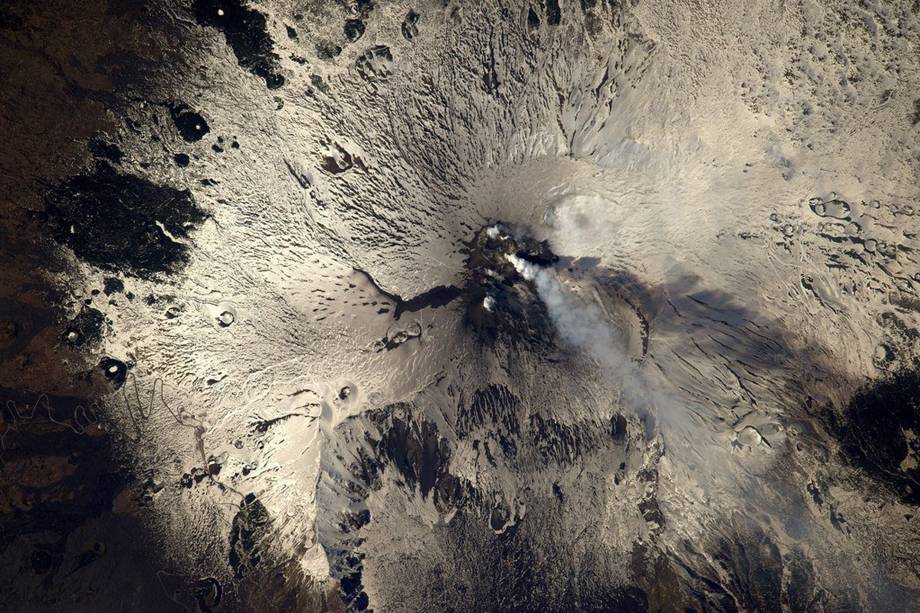 Vulcão Etna, localizado na Sicília, ilha italiana, durante uma erupção. "Não é a melhor hora para pegar aquela estrada em zigue-zague que pode ser vista à esquerda", brinca o astronauta