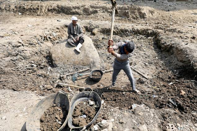 Homens trabalham no local onde uma estátua do faraó Ramsés II foi encontrada em uma favela no Cairo - 09/03/2017 Homens trabalham no local onde uma estátua do faraó Ramsés II foi encontrada em uma favela no Cairo - 09/03/2017