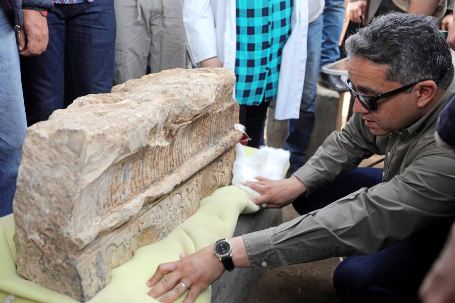 Ministro das Antiguidades egípcio, Khaled al-Anani, inspeciona uma estátua do faraó Ramsés II descoberta em uma favela em Matariya, no Cairo - 09/03/2017 Ministro das Antiguidades egípcio, Khaled al-Anani, inspeciona uma estátua do faraó Ramsés II descoberta em uma favela em Matariya, no Cairo - 09/03/2017