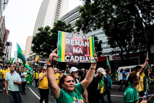 Manifestantes em Curitiba saem as ruas no protesto organizado pelo "Movimento Brasil Livre" (MBL) e "Vem Pra Rua" Manifestantes em Curitiba saem as ruas no protesto organizado pelo "Movimento Brasil Livre" (MBL) e "Vem Pra Rua"