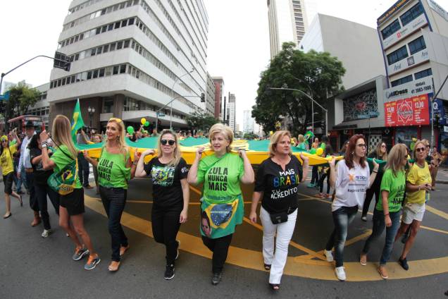 Manifestantes em Curitiba saem as ruas no protesto organizado pelo "Movimento Brasil Livre" (MBL) e "Vem Pra Rua" Manifestantes em Curitiba saem as ruas no protesto organizado pelo "Movimento Brasil Livre" (MBL) e "Vem Pra Rua"