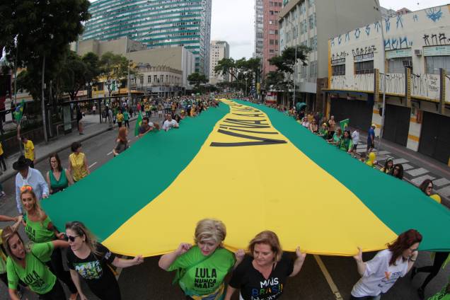 Manifestantes em Curitiba saem as ruas no protesto organizado pelo "Movimento Brasil Livre" (MBL) e "Vem Pra Rua" Manifestantes em Curitiba saem as ruas no protesto organizado pelo "Movimento Brasil Livre" (MBL) e "Vem Pra Rua"