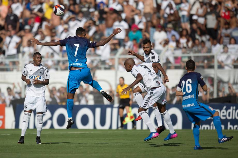O atacante J&ocirc; do Corinthians disputa pelo alto com a defesa da Ponte Preta