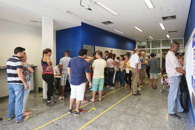 Pessoas formam filas nos caixas eletrônicos de agência da Caixa Econômica Federal, em São Paulo, para saque do FGTS Pessoas formam filas nos caixas eletrônicos de agência da Caixa Econômica Federal, em São Paulo, para saque do FGTS