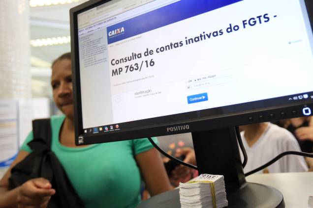 Pessoas comparecem a agência da Caixa Econômica Federal, em São Paulo, para saque do FGTS Pessoas comparecem a agência da Caixa Econômica Federal, em São Paulo, para saque do FGTS