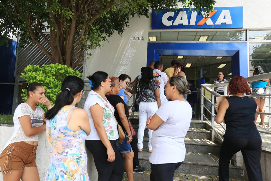 Fila em frente à agência da Caixa Econômica Federal, em São Paulo