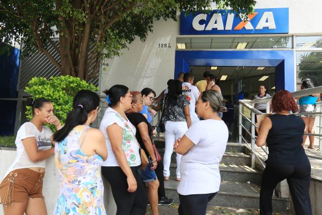 Fila em frente à agência da Caixa Econômica Federal, em São Paulo Fila em frente à agência da Caixa Econômica Federal, em São Paulo
