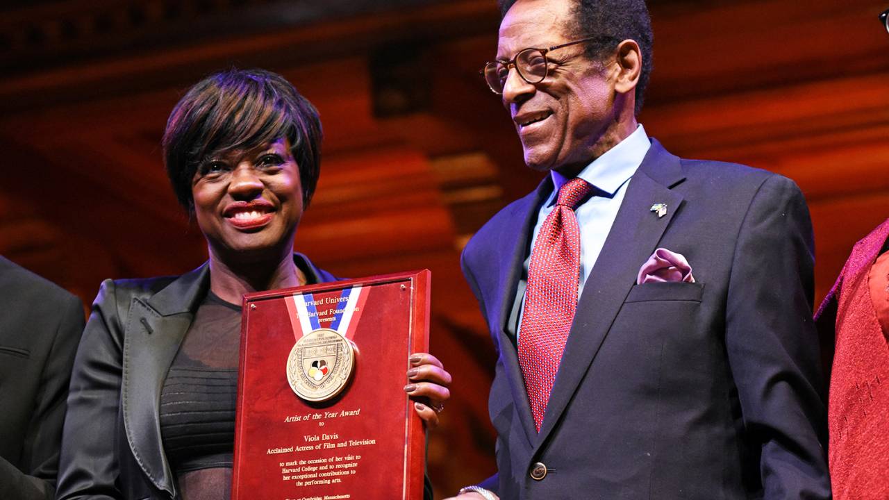 A atriz Viola Davis é condecorada com a medalha de artes da Fundação Harvard durante o 32º Festival de Ritmos Culturais no Sanders Theatre, em Cambridge - 04/03/2017