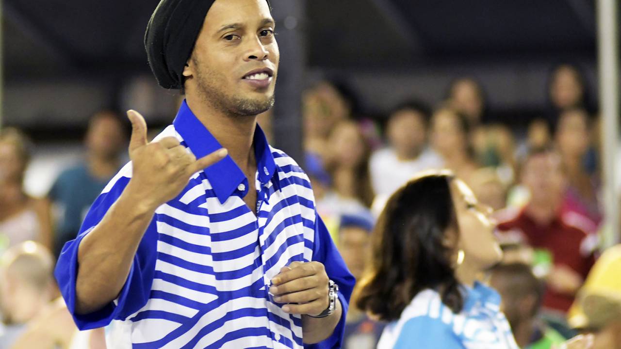 O ex-jogador Ronaldinho Gaúcho desfila pela escola de samba Portela, no Sambódromo da Marquês de Sapucaí, no Rio de Janeiro (RJ) - 28/02/2017