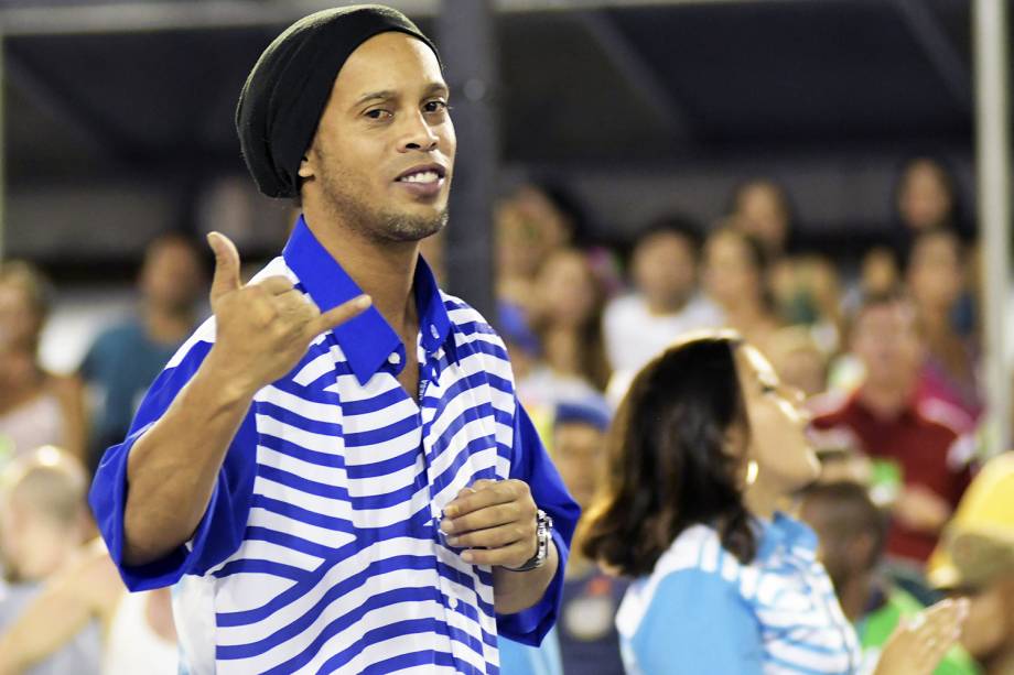 O ex-jogador Ronaldinho Gaúcho desfila pela escola de samba Portela, no Sambódromo da Marquês de Sapucaí, no Rio de Janeiro (RJ) - 28/02/2017