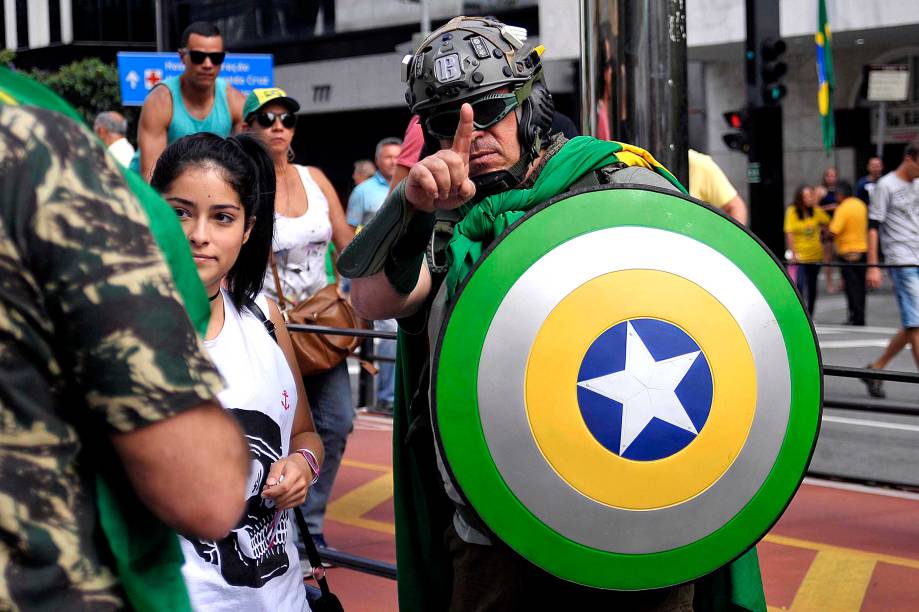 Na Avenida Paulista, manifestação organizada pelos movimentos sociais MBL (Movimento Brasil Livre) e "Vem Pra Rua", que também aconteceu em outras cidades do Brasil