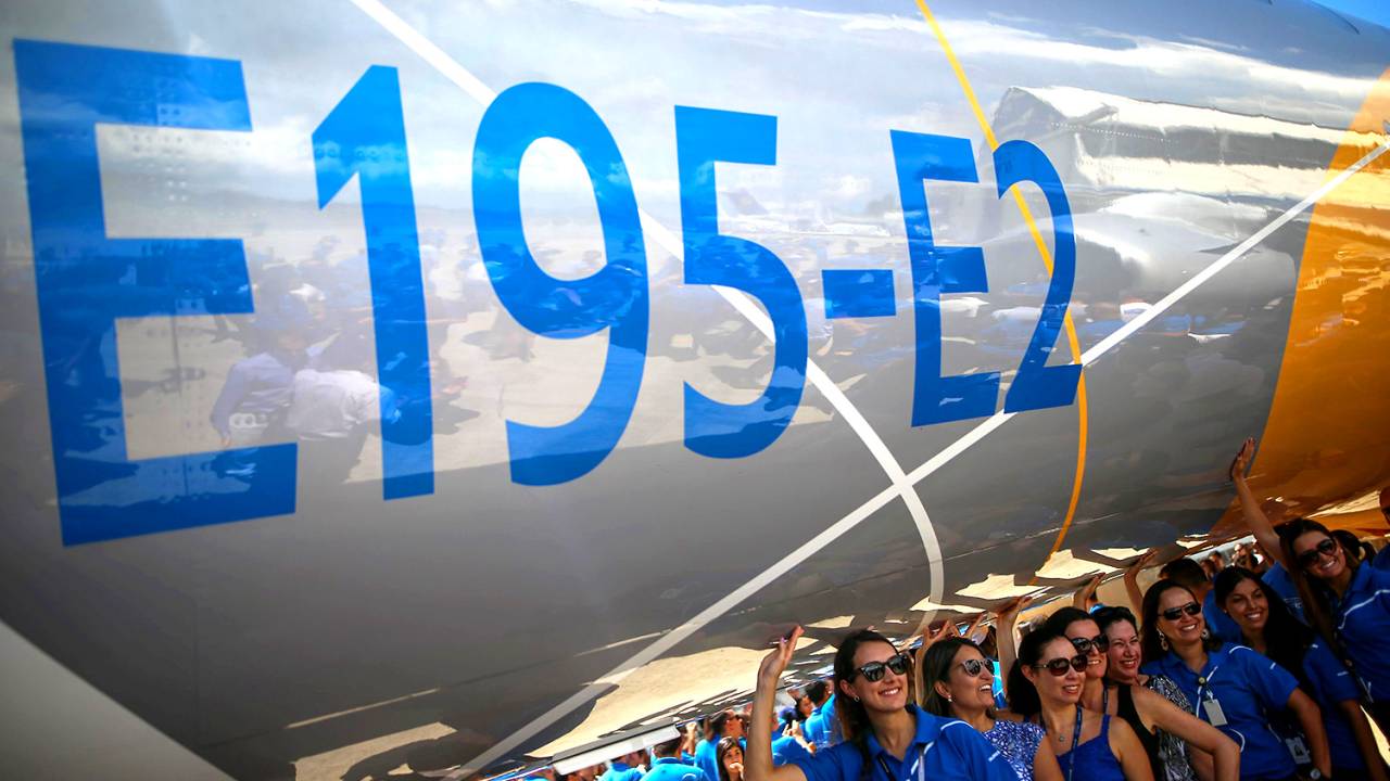 Funcionários da Embraer durante lançamento do avião comercial E195-E2