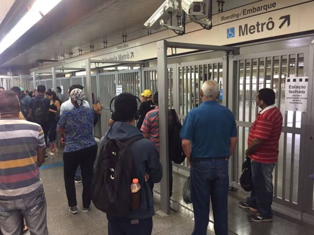 Usuários de transporte público aguardam em frente à entrada da estação Corinthians-Itaquera, na zona leste de São Paulo Usuários de transporte público aguardam em frente à entrada da estação Corinthians-Itaquera, na zona leste de São Paulo