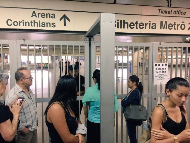 Usuários do transporte público aguardam na entrada da estação Corinthians-Itaquera, na zona leste de São Paul Usuários do transporte público aguardam na entrada da estação Corinthians-Itaquera, na zona leste de São Paul