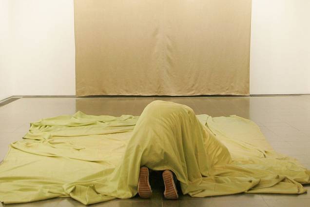 Obra do artista alemão Gustav Metzger, durante exposição em Londres, em 2009 Obra do artista alemão Gustav Metzger, durante exposição em Londres, em 2009