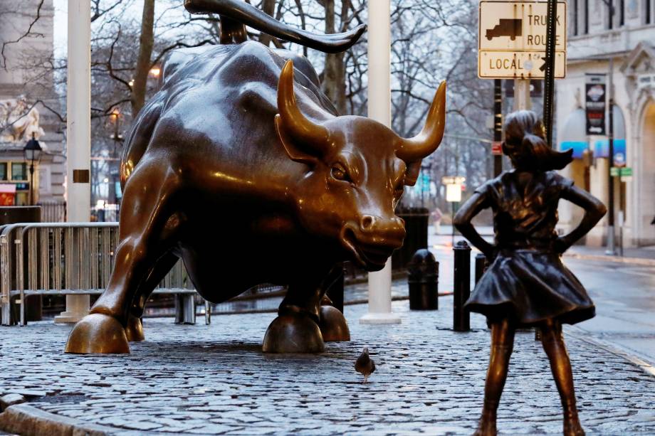 Estátua de uma 'menina destemida' é colocada em frente ao famoso touro de Wall Street, como parte de uma campanha para chamar a atenção sobre a desigualdade de gênero e aumentar o número de mulheres nos cargos de direção das empresas dos Estados Unidos - 08/03/2017 Estátua de uma 'menina destemida' é colocada em frente ao famoso touro de Wall Street, como parte de uma campanha para chamar a atenção sobre a desigualdade de gênero e aumentar o número de mulheres nos cargos de direção das empresas dos Estados Unidos - 08/03/2017
