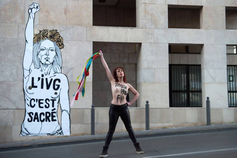 Ativista é fotografada em frente a uma obra do artista francês Mahn com a inscrição "IVG (Lei sobre o aborto voluntário) é sagrada" na Sede do Conselho Regional em Marselha, sul da França - 08/03/2017 Ativista é fotografada em frente a uma obra do artista francês Mahn com a inscrição "IVG (Lei sobre o aborto voluntário) é sagrada" na Sede do Conselho Regional em Marselha, sul da França - 08/03/2017