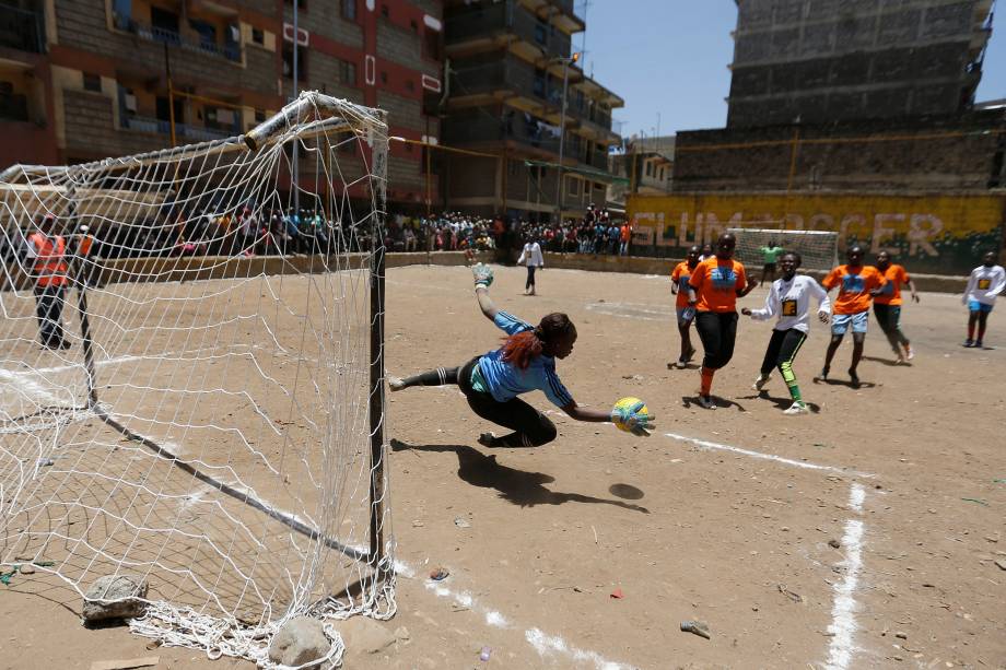 Goleira faz uma defesa durante partida de futebol feminino para celebrar o Dia Internacional da Mulher em Nairóbi, no Quênia - 08/03/2016 Goleira faz uma defesa durante partida de futebol feminino para celebrar o Dia Internacional da Mulher em Nairóbi, no Quênia - 08/03/2016