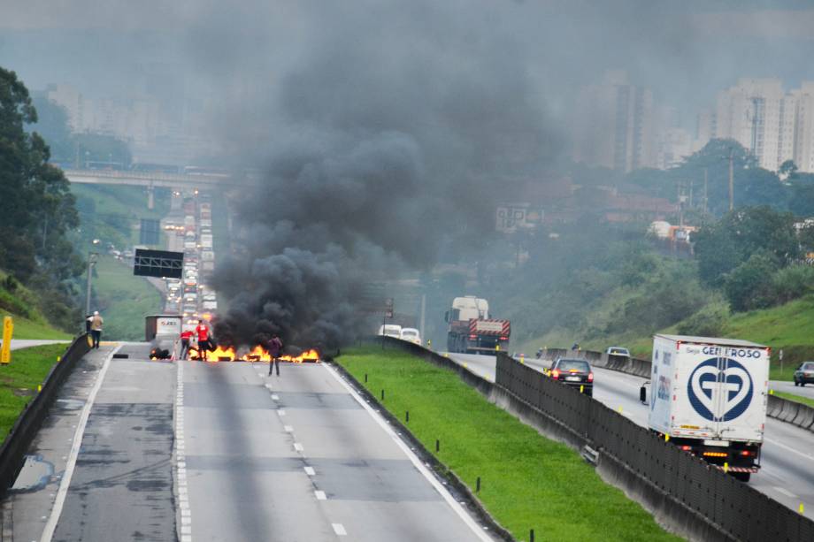 Sindicato dos Metalúrgicos promove protestos contra o governo e suas reformas trabalhista e previdenciária nas maiores fábricas na via Dutra, região de São José dos Campos (SP) - 15/03/2017